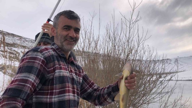 Kars’ta Eksi 13 Derece Soğukta Balık Avı