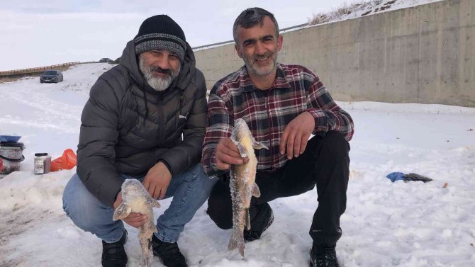 Kars’ta Eksi 13 Derece Soğukta Balık Avı