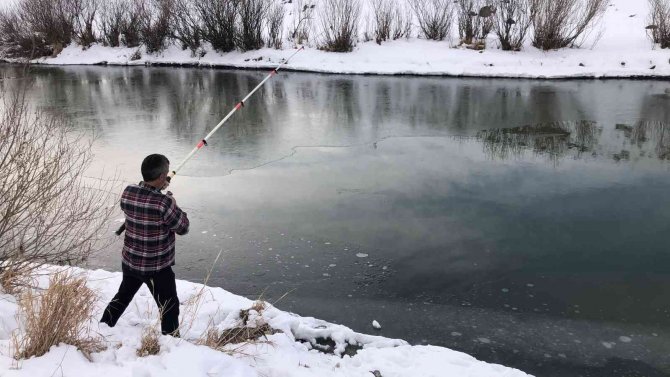 Kars’ta Eksi 13 Derece Soğukta Balık Avı