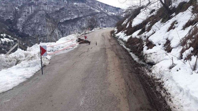 Heyelan Sebebiyle Köy Yolunda Göçükler Oluştu