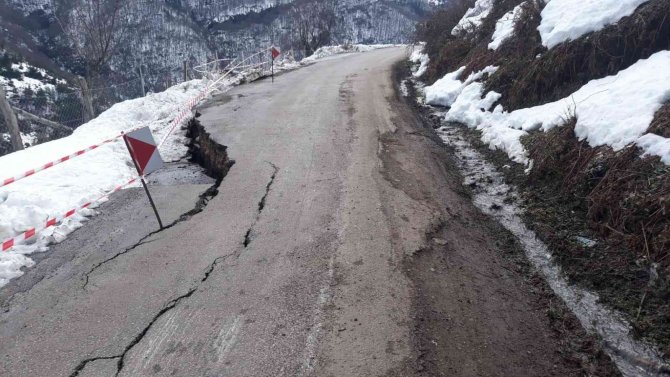 Heyelan Sebebiyle Köy Yolunda Göçükler Oluştu