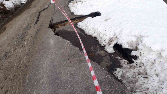 Heyelan Sebebiyle Köy Yolunda Göçükler Oluştu