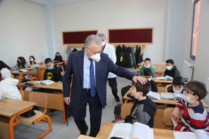 Başkan Büyükkılıç, İ̇lmiye-ahmet Büyükkılıç İ̇lkokulu’nun İlk Gününde Minikleri Yalnız Bırakmadı