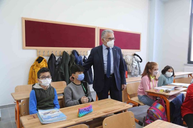 Başkan Büyükkılıç, İ̇lmiye-ahmet Büyükkılıç İ̇lkokulu’nun İlk Gününde Minikleri Yalnız Bırakmadı