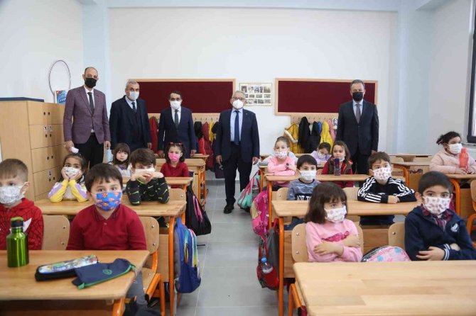 Başkan Büyükkılıç, İ̇lmiye-ahmet Büyükkılıç İ̇lkokulu’nun İlk Gününde Minikleri Yalnız Bırakmadı