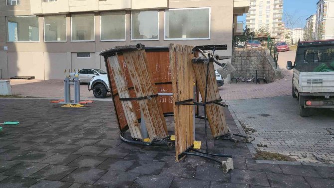Freni Boşalan Kamyonet Çocuk Parkına Girdi: 2 Yaralı