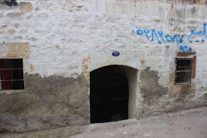 Kilis Valiliğine Komşu Evin Demir Kapıları Çalındı