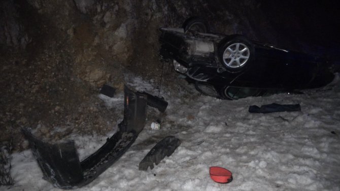 Kırklareli’nde Şarampole Devrilen Otomobilde 2 Kişi Yaralandı