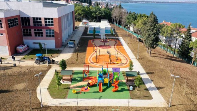 Büyükşehir’den Karamürsel’e Sentetik Buz Pisti