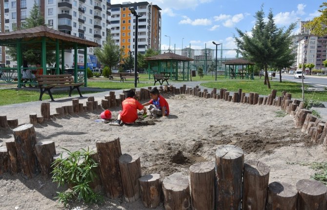Başkan Çolakbayrakdar, “Çocuklar İçin Yeni Yapılan Bütün Parklarda Toprak Alan Yapıyoruz”