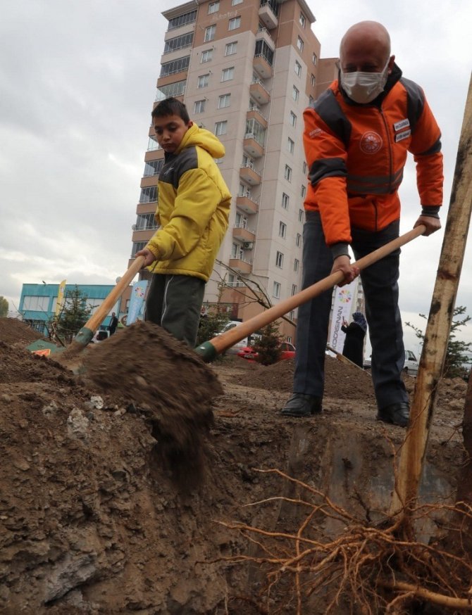 Başkan Çolakbayrakdar, “Çocuklar İçin Yeni Yapılan Bütün Parklarda Toprak Alan Yapıyoruz”