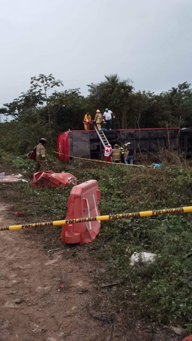 Meksika’da Otobüs İle Kamyon Çarpıştı: 8 Ölü