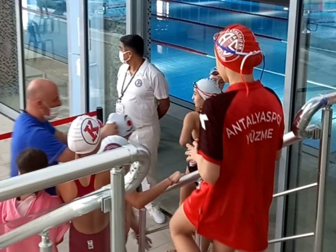 Antalyaspor Yüzme Takımı Sporcusu Beste, Madalyaları Topladı
