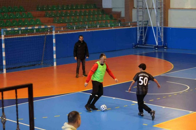 Başkan Gençlerle Futsal Oynadı