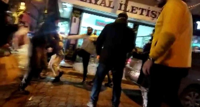 Maltepe’de Yol Verme Kavgası: İ̇ett Otobüsünü Yumruklayarak Tehditler Savurdu