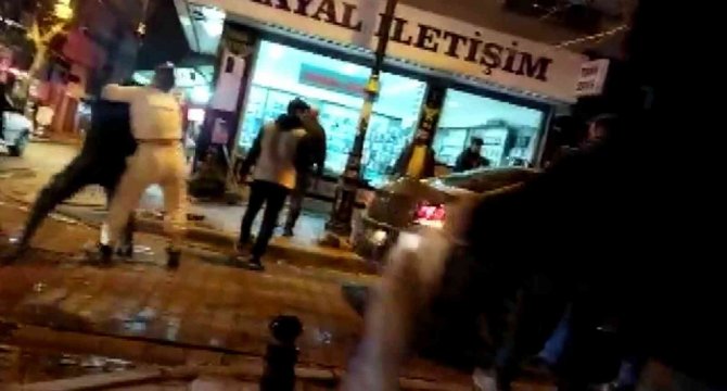 Maltepe’de Yol Verme Kavgası: İ̇ett Otobüsünü Yumruklayarak Tehditler Savurdu