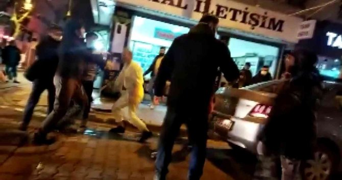 Maltepe’de Yol Verme Kavgası: İ̇ett Otobüsünü Yumruklayarak Tehditler Savurdu
