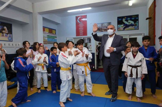 Canikli Sporcular Madalyalarla Döndü