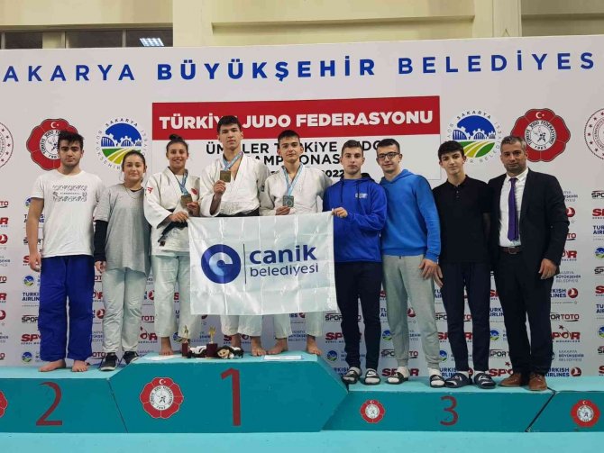 Canikli Sporcular Madalyalarla Döndü