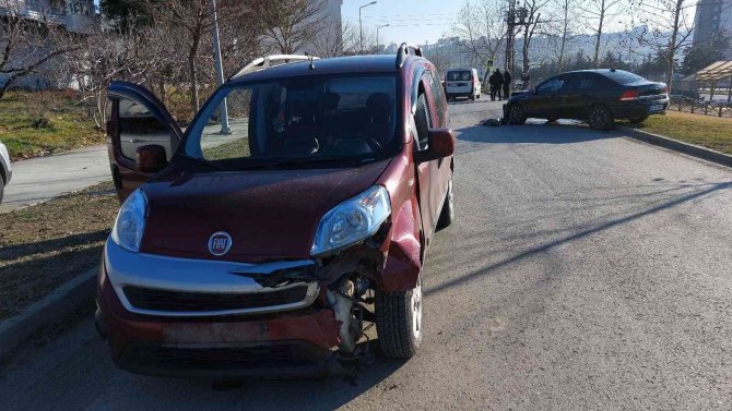 Samsun’daki Kazada 1’i Polis 2 Kişi Yaralandı
