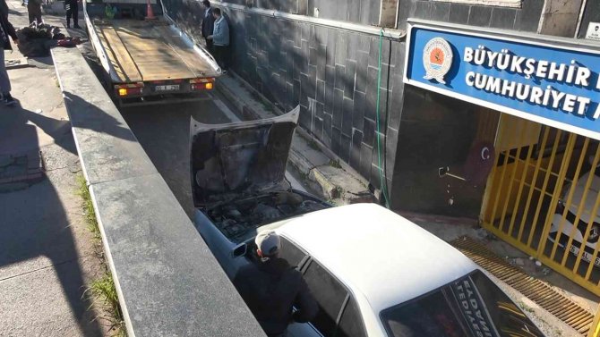 Kapalı Otoparkta Araç Yangını Korkuttu