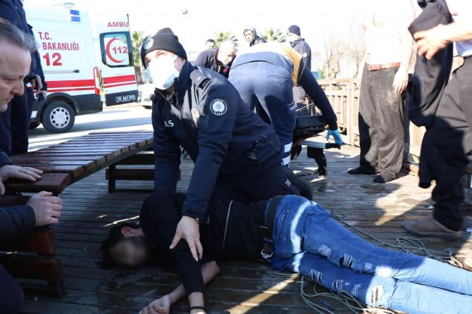 Kız Arkadaşıyla Tartışıp Denize Atlayan Genç Boğulmaktan Son Anda Kurtarıldı
