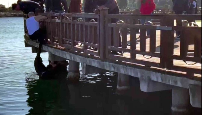 Kız Arkadaşıyla Tartışıp Denize Atlayan Genç Boğulmaktan Son Anda Kurtarıldı