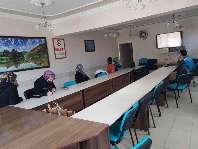 Şaphane’de Okullarda Gıda Alanında Çalışan Personele Hijyen Eğitimi