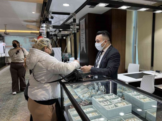 Sevgiliye ‘Göz Kamaştırıcı’ Hediyeler İlgi Görüyor