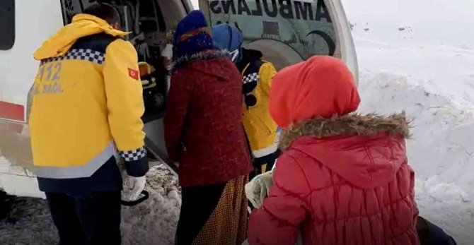 Siirt’te Kar Yolları Kapattı, 3.5 Saatlik Çalışma Sonrası Hastalara Ulaşıldı