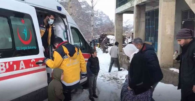Siirt’te Kar Yolları Kapattı, 3.5 Saatlik Çalışma Sonrası Hastalara Ulaşıldı