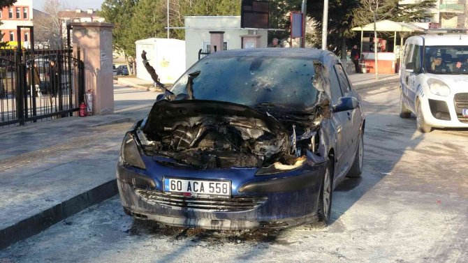 Otomobil Alevlere Teslim Oldu
