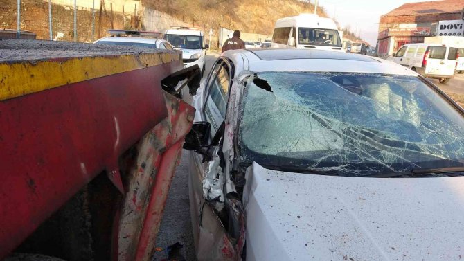 Su Borusu Patladı, Buzlanan Yol Kazaya Neden Oldu