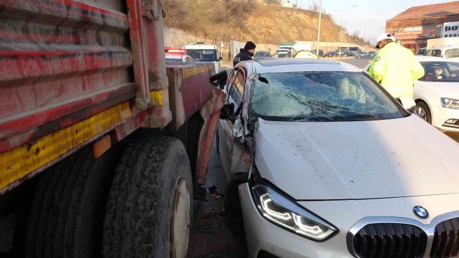 Su Borusu Patladı, Buzlanan Yol Kazaya Neden Oldu