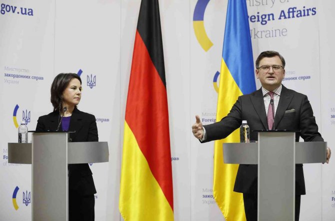 Ukrayna Dışişleri Bakanı Kuleba Eski Almanya Başbakanı Schröder’e Yüklendi