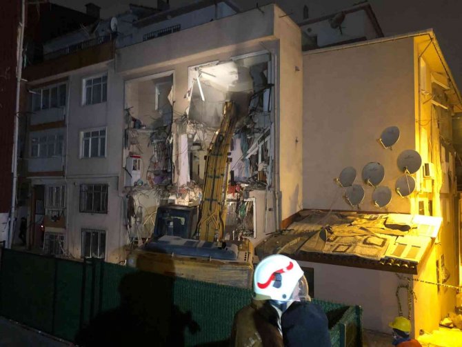 Üsküdar’da Doğalgaz Patlaması Yaşanan Binada Yıkım İşlemi Başladı
