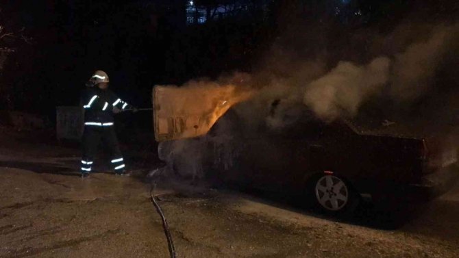 Uzunköprü’de Park Halindeki Araç Alev Alev Yandı