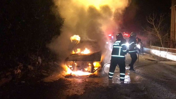 Uzunköprü’de Park Halindeki Araç Alev Alev Yandı