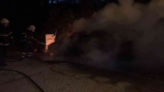 Uzunköprü’de Park Halindeki Araç Alev Alev Yandı