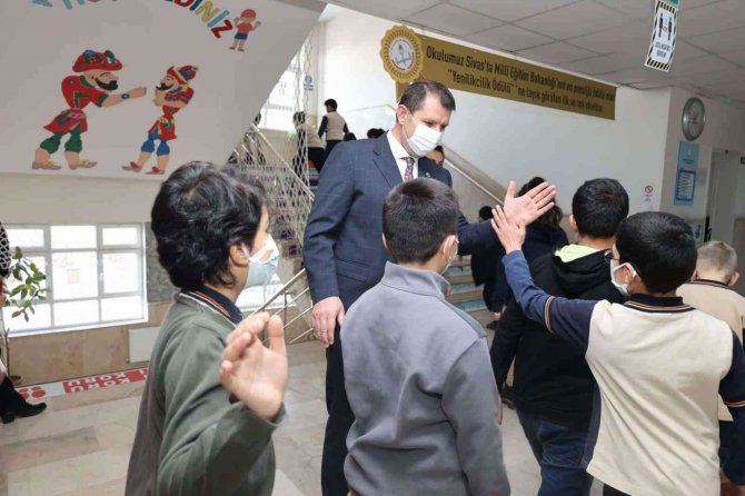 Vali Ayhan Öğrencilerin Heyecanına Ortak Oldu