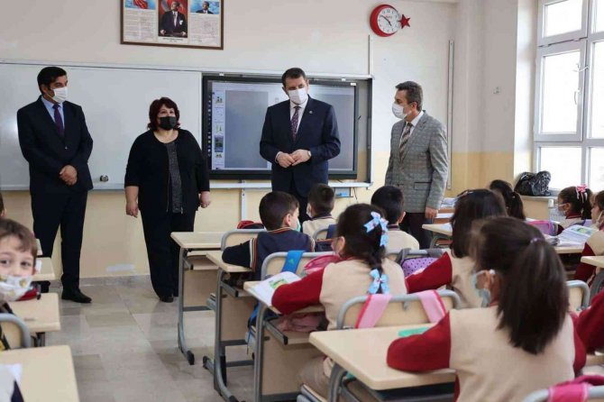 Vali Ayhan Öğrencilerin Heyecanına Ortak Oldu