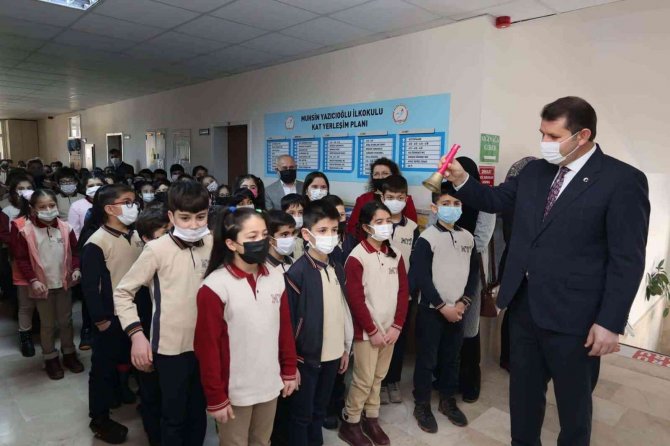 Vali Ayhan Öğrencilerin Heyecanına Ortak Oldu