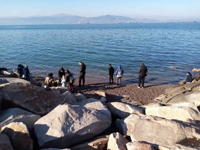 Bandırma’da Deniz Çekilmesini Vatandaşlar Merakla İzliyor