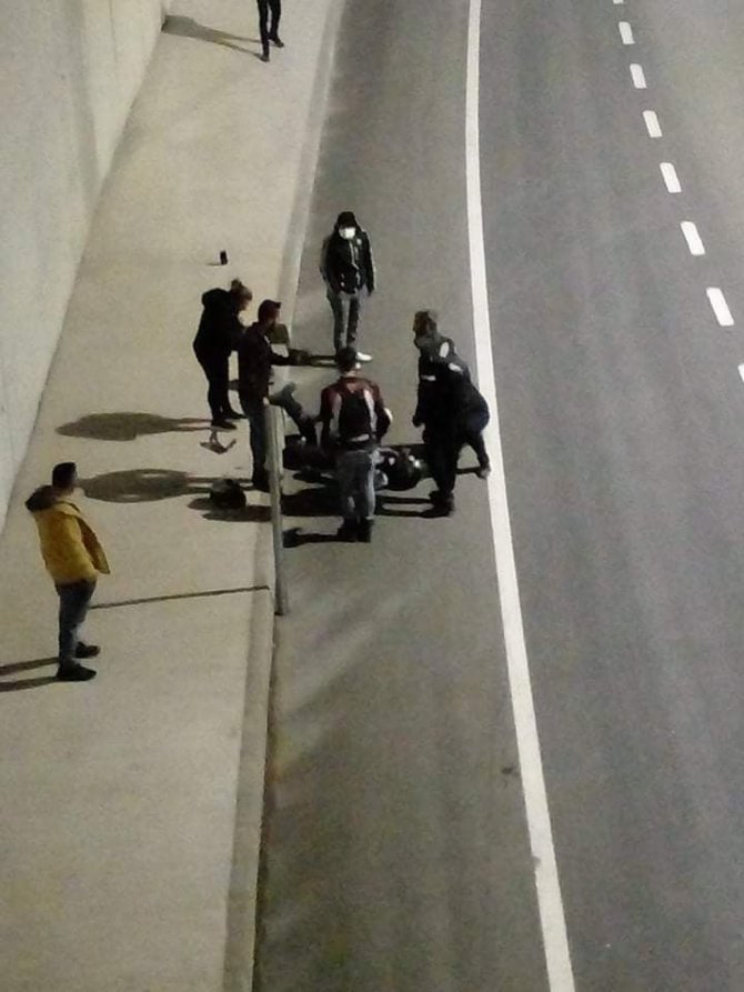 Kaldırıma Çarptı, 30 Metre Sürüklendi
