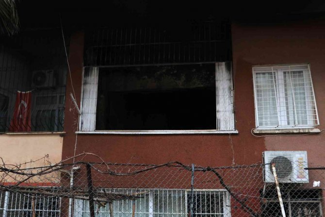 Yangından Etkilenen Genç Kız Ve Annesi Gözyaşlarına Boğuldu