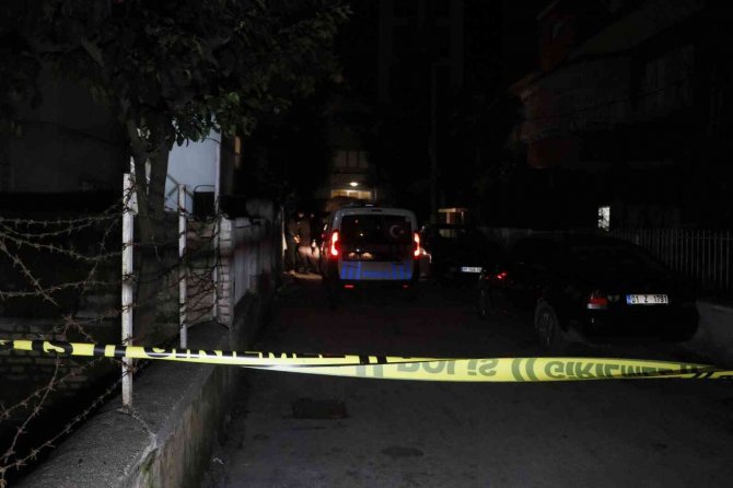 Çaldıkları Otomobilin Plakalarını Bezle Kapattılar Sonra Çaldıkları Motosikleti Aracın Arkasına Koyup Kaçarken Yakalandılar