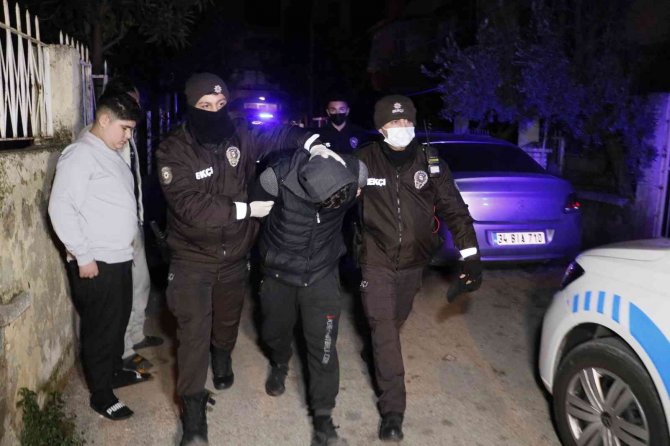 Çaldıkları Otomobilin Plakalarını Bezle Kapattılar Sonra Çaldıkları Motosikleti Aracın Arkasına Koyup Kaçarken Yakalandılar