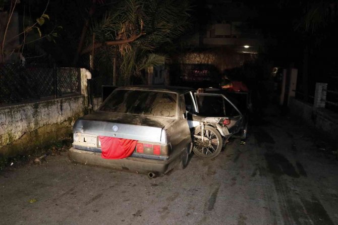 Çaldıkları Otomobilin Plakalarını Bezle Kapattılar Sonra Çaldıkları Motosikleti Aracın Arkasına Koyup Kaçarken Yakalandılar