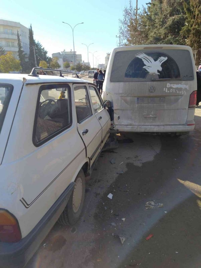 Otomobil Park Halindeki Araca Çarptı: 1 Yaralı