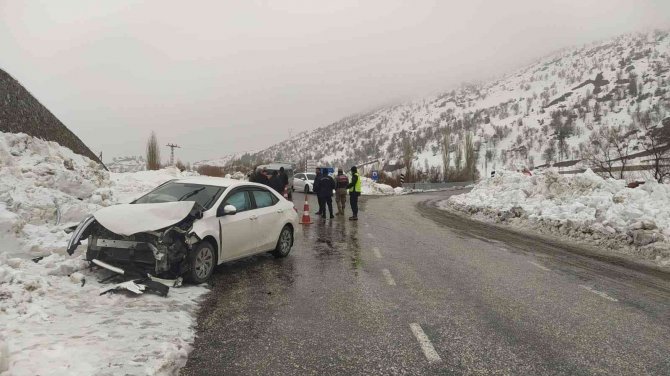 İ̇ki Otomobil Çarpıştı: 1 Yaralı